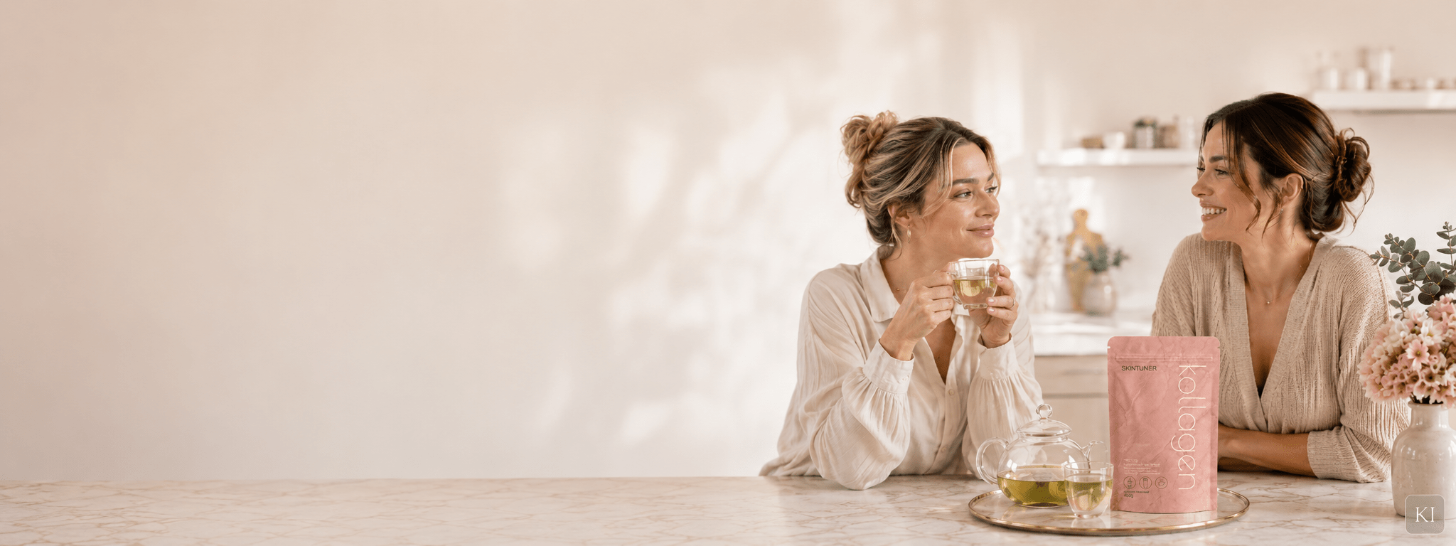 Skintuner Kollagenpulver mit grünem Tee und zwei Frauen in heller Küche, mit kleinem KI-Hinweis